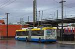 berkhof-premier-at18-2/762687/die-solinger-o-bus-linien-681-und-682 Die Solinger O-Bus-Linien 681 und 682 bilden zwischen der Innenstadt und dem Stadtteil Ohligs eine Ringlinie. Die Fahrzeuge wechseln dabei am Hauptbahnhof in Ohligs die Linie. Der Berkhof-Wagen 185 hat die Haltestelle Hauptbahnhof erreicht und bereits auf die Linie 682 umgeschildert.