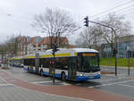 Die kaltweien Scheinwerfer des Busses der Linie 683 Richtung Wuppertal schneiden durch das feuchte Winterwetter an der Konrad-Adenauer-Strae in Solingen.