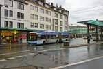 Wagen 951 verlsst auf der Linie 683 nach Wuppertal-Vohwinkel den zentralen Graf-Wilhelm-Platz in Solingen.