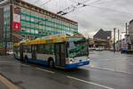 Der gut 20 Jahre alte Van Hool O-Bus 266 war am 28.12.21 auf der Linie 682 unterwegs.