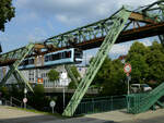 Schwebebahn 13 an der Dörner Brücke (rechts im Bild), 17. Juli 2020. Zum Vergleich, so sah es an der gleichen Stelle 57 Jahre vorher aus: https://digit.wdr.de/entries/21995