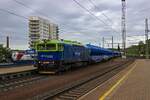 753 735 schiebt am 23.04.24 einen im Sandwichs bespannten Gterzug aus dem Bahnhof Praha-Libeň.