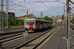 Die neue rot/graue Farbgebung des Prager Verkehrsverbunds PID taucht auf immer mehr Fahrzeugen der ČD auf. Auch einige RegioNova sind in diesen Farben unterwegs, wie 814 248, der hier auf der S8 in Richtung Čerčany unterwegs ist.