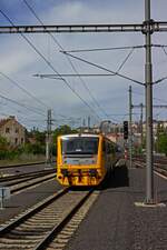 In der klassischen gelben RegioNova-Farbe ist 814 236 auf der Linie S8 unterwegs und wird in Krze Praha hl.n.