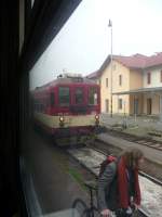 842 029 im tschechischen Domazlice. Sichtungsbild aus dem fahrenden Zug. 29.10.2011
