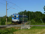 Auf der teilweise sehr ländlichen, elektrifizierten Hauptbahn Pilsen - Budweis sind auch kleinere Dieselfahrzeuge (sogar als Eilzug) unterwegs, wie hier 842 007.