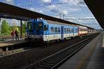 842 021 und ein Beiwagen halten am 25.04.24 als Zug der Linie S8 nach Ostrava hl.n. in Ostrava-Svinov.