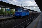 Kurz vor meinem Zug zur�ck nach Prag kam noch ein mit einer Altbaulok bespannter G�terzug durch Ostrava-Svinov. 123 008 und eine lange Schlange leerer Wagen rollen am 25.04.24 in Richtung Ostrava.