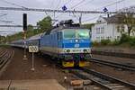 Mit dem Berufsverkehrszug Sp 1528 aus Kutna Hora fhrt 362 077 am 23.04.24 in Praha-Libeň ein.