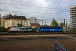 Zwei Generationen von Gterzuglokomotiven waren am 23.04.24 im Bahnhofsbereich Praha-Libeň abgestellt: 363 518 von ČD Cargo als Vertreterin der klassischen koda-Lokomotiven neben dem