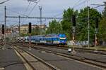 Eine Doppeltraktion 471 mit 471 077 ist nach einem Zwischenhalt in Praha-Vršovice auf dem Weg zur Endstation Praha hl.n.