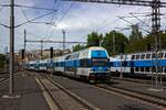 Eine Betriebsfahrt bestehend aus zwei Garnituren der Baureihe 471 mit 471 028 am Zugschluss durchfhrt auf dem Weg zum hlavn ndraž durch Vršovice, whrend auf dem Hauptgleis eine weitere