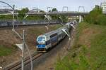 br-471-cityelefant/879508/vom-masarykovo-nd-kommend-faedelt-sich Vom Masarykovo nd. kommend fdelt sich eine Doppeltraktion mit dem Triebwagen 471 070 am Zugschluss in die nov spojen ein, um kurz darauf in Richtung Vysočany abzuzweigen.