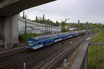 Am Beginn der Nov spojen, der nrdlichen Zufahrt zum Prager Haupbahnhof, ist eine Doppeltraktion 471 mit 471 076 an der Spitze unterwegs als S7 in Richtung Karlſtejn.