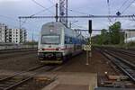 In der ursprnglichen wei/blauen Lackierung der Baureihe 471 war im April 2024 471 020 unterwegs, der hier auf der Linie S1 unterwegs ist und gerade in Praha-Libeň einfhrt.
