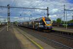 Der LeoExpress-Triebwagen 480 001, der hier als LE1257 nach Karvin� unterwegs ist, tr�gt bereits eine neue Lackierung in schwarz mit orangen statt goldenen Akzenten.