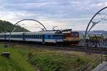 Die in der klassischen rot/beigen Lackierung gestaltete 371 005 fhrt am 23.04.2024 mit dem R 682 in Richtung st nad Labem vom Prager Hauptbahnhof kommend auf dem Gegengleis in Richtung